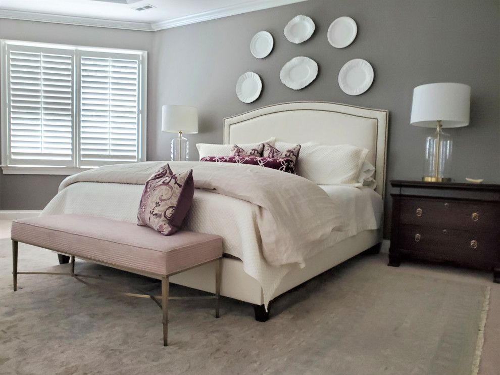 Ispirazione per una grande camera da letto classica con pareti viola, moquette, pavimento beige e soffitto ribassato