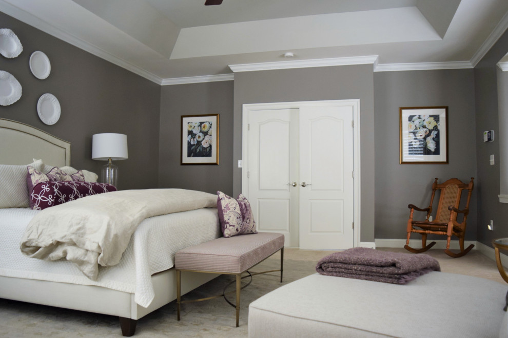 Inspiration pour une grande chambre avec moquette traditionnelle avec un mur violet, un sol beige et un plafond décaissé.