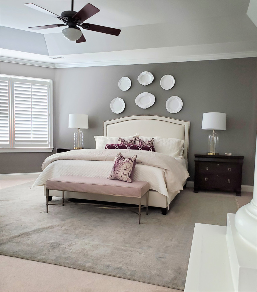 Idéer för ett stort klassiskt sovrum, med lila väggar, heltäckningsmatta och beiget golv