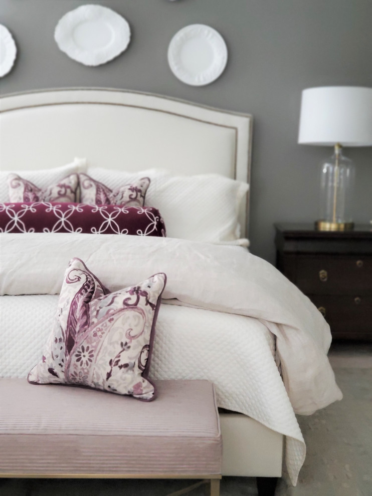 Стильный дизайн: большая спальня в классическом стиле с фиолетовыми стенами, ковровым покрытием, бежевым полом и многоуровневым потолком - последний тренд
