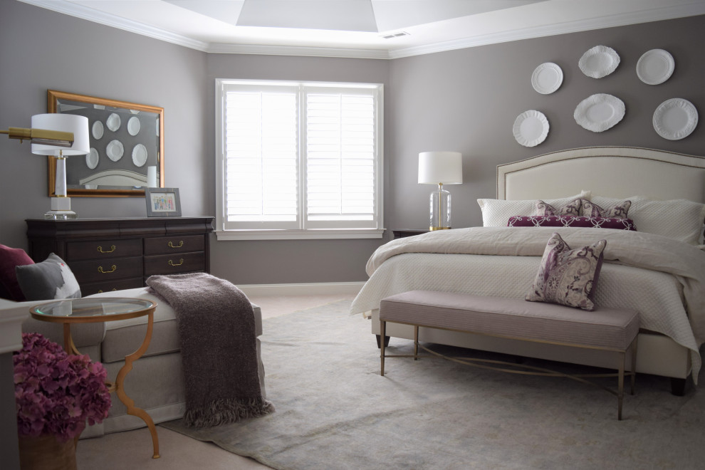 Идея дизайна: большая спальня в классическом стиле с фиолетовыми стенами, ковровым покрытием, бежевым полом и многоуровневым потолком
