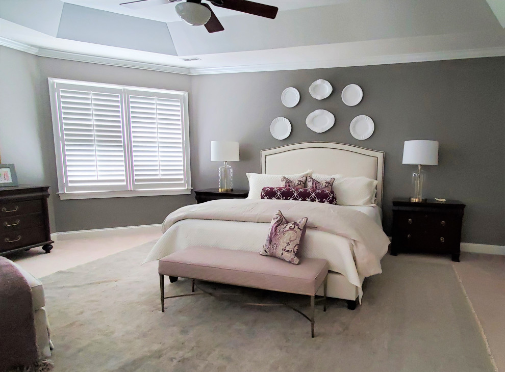 Aménagement d'une grande chambre avec moquette classique avec un mur violet, un sol beige et un plafond décaissé.