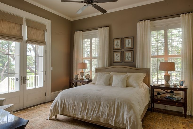 Modelo de habitación de invitados clásica de tamaño medio sin chimenea con paredes marrones, suelo de madera en tonos medios y suelo marrón