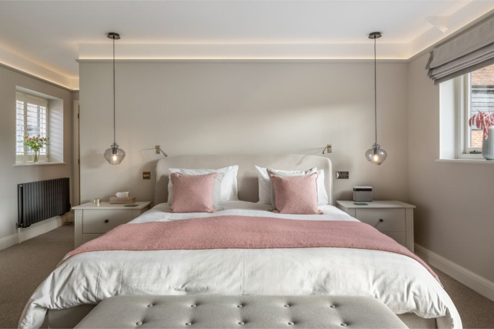 Modernes Hauptschlafzimmer mit grauer Wandfarbe und Teppichboden in Berkshire