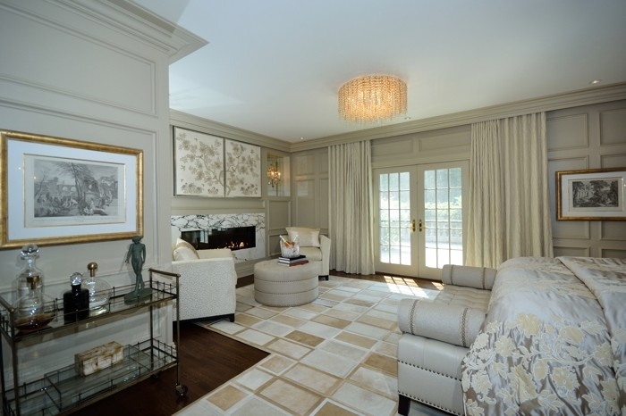Cette image montre une chambre parentale traditionnelle de taille moyenne avec un mur beige, un sol blanc, parquet foncé, une cheminée ribbon et un manteau de cheminée en carrelage.