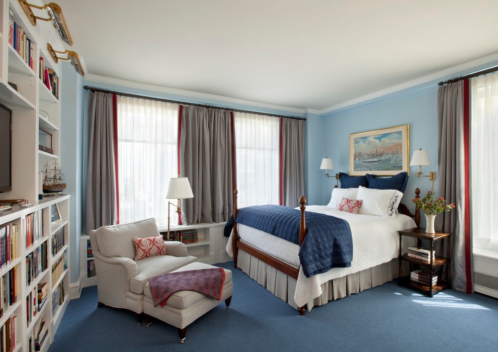 Klassisches Schlafzimmer mit blauer Wandfarbe, Teppichboden und blauem Boden in New York