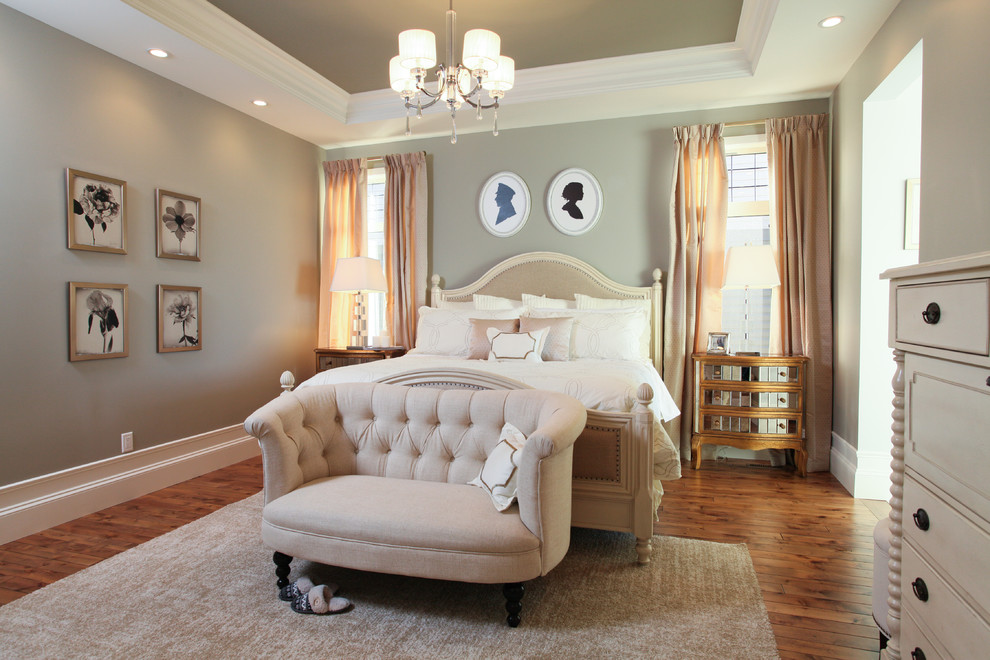 Imagen de dormitorio principal tradicional con paredes grises y suelo de madera en tonos medios