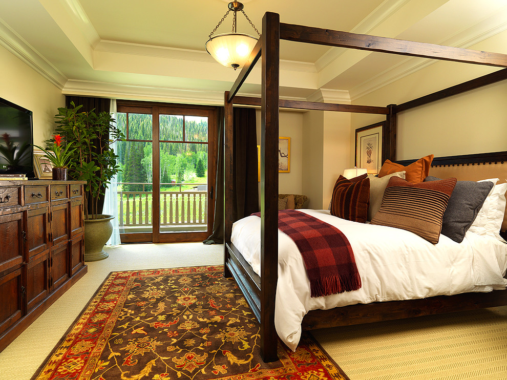 На фото: спальня в классическом стиле с бежевыми стенами, ковровым покрытием и телевизором