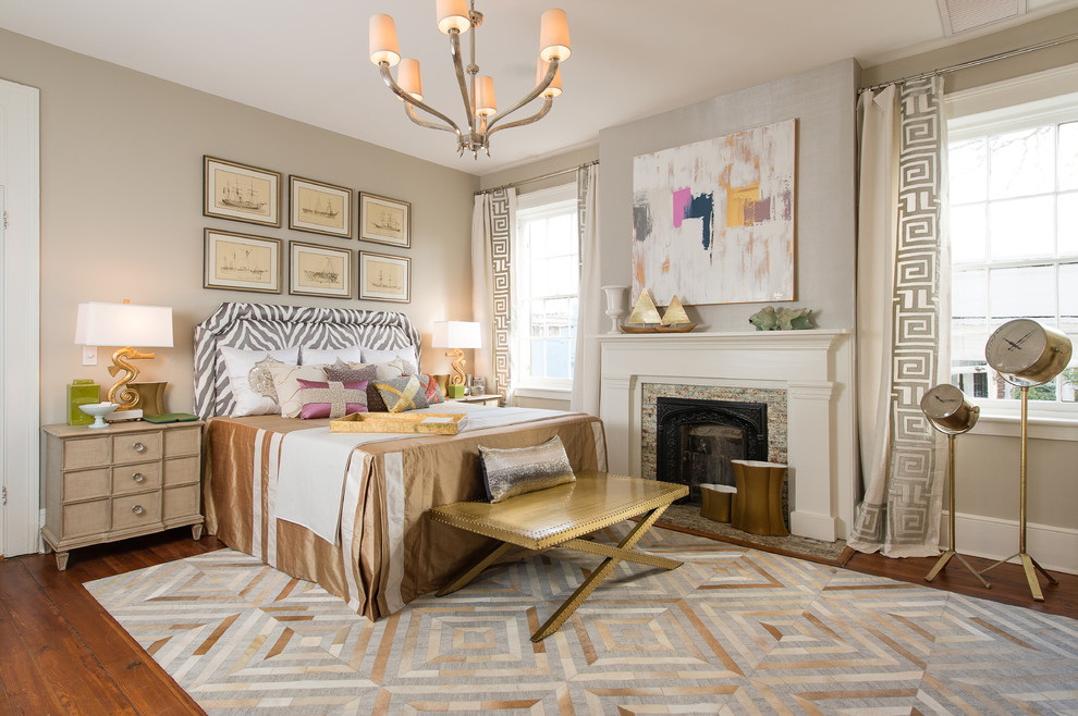 チャールストンにある広いトラディショナルスタイルのおしゃれな主寝室 (無垢フローリング、標準型暖炉、グレーの壁)