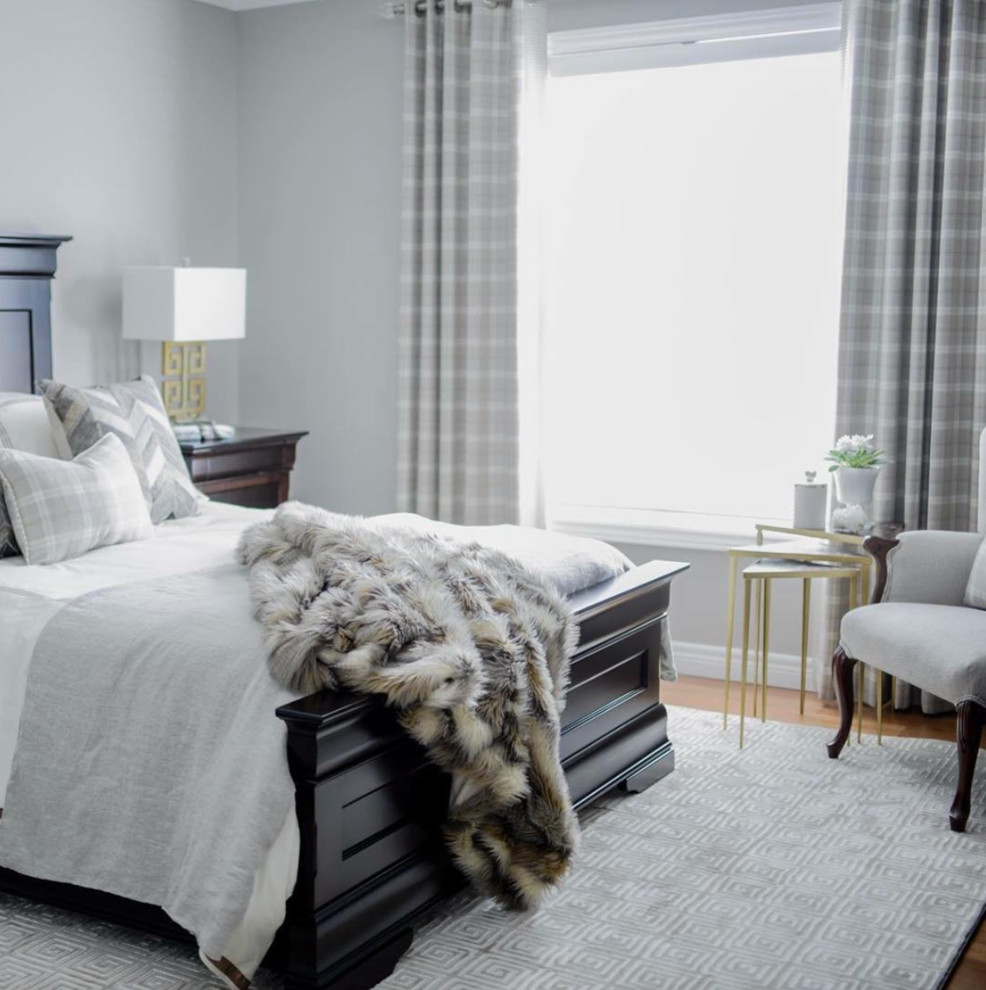 Klassisches Hauptschlafzimmer mit grauer Wandfarbe und braunem Holzboden in Toronto
