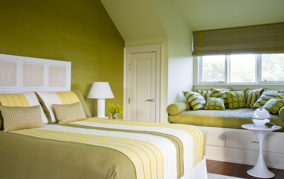 Стильный дизайн: спальня в классическом стиле с зелеными стенами и паркетным полом среднего тона - последний тренд