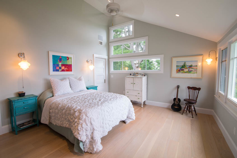 На фото: спальня в классическом стиле с серыми стенами и светлым паркетным полом с