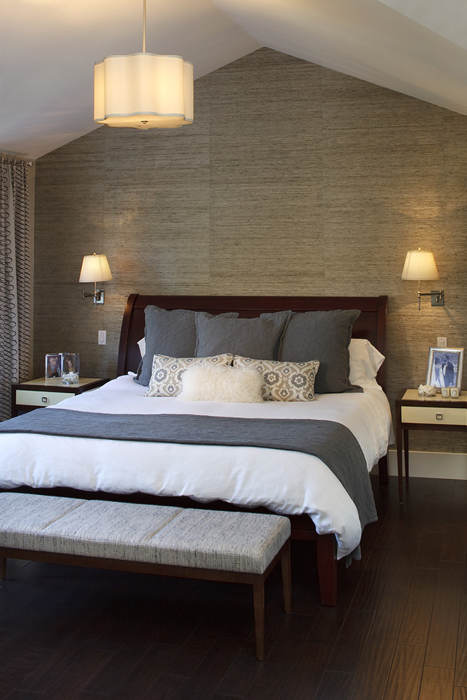 Imagen de dormitorio clásico con paredes marrones y suelo de madera oscura