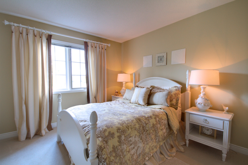 Idées déco pour une chambre avec moquette classique avec un mur beige.