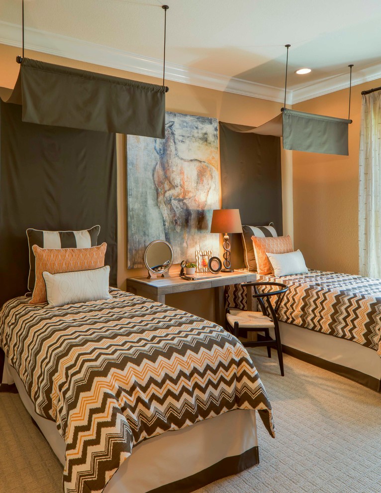 Foto di una camera da letto chic con pareti arancioni e moquette