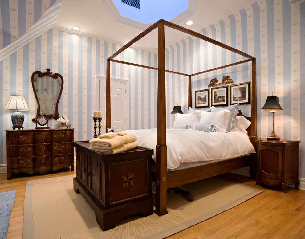 Esempio di una camera da letto chic con pareti multicolore e pavimento in legno massello medio