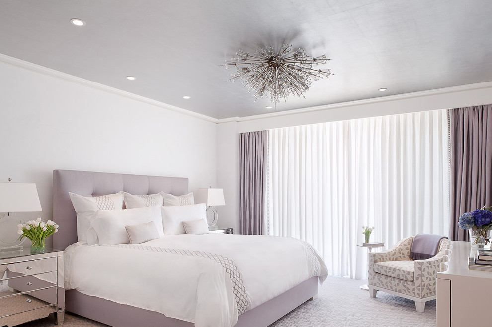 Klassisches Schlafzimmer ohne Kamin mit weißer Wandfarbe und Teppichboden in New York