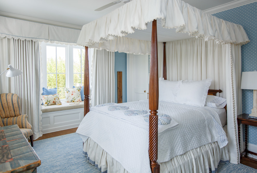 Modelo de dormitorio clásico sin chimenea con paredes multicolor y suelo de madera en tonos medios