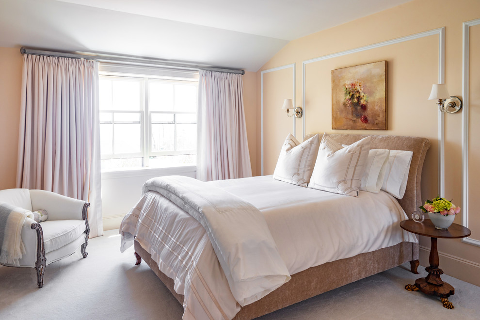 Modelo de dormitorio principal clásico con paredes amarillas, moqueta y suelo beige