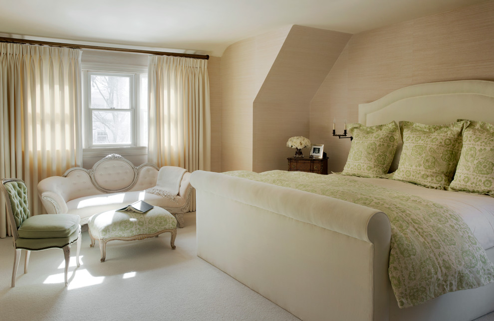 На фото: большая хозяйская спальня в классическом стиле с бежевыми стенами, ковровым покрытием и бежевым полом с