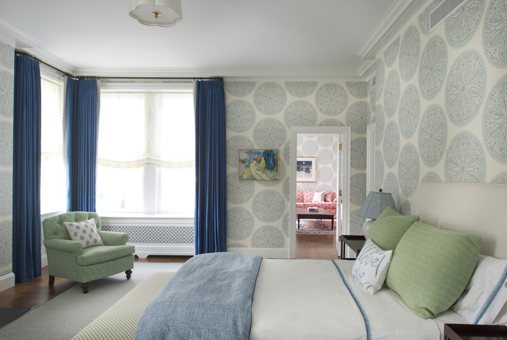 他の地域にあるトラディショナルスタイルのおしゃれな寝室 (青いカーテン) のインテリア