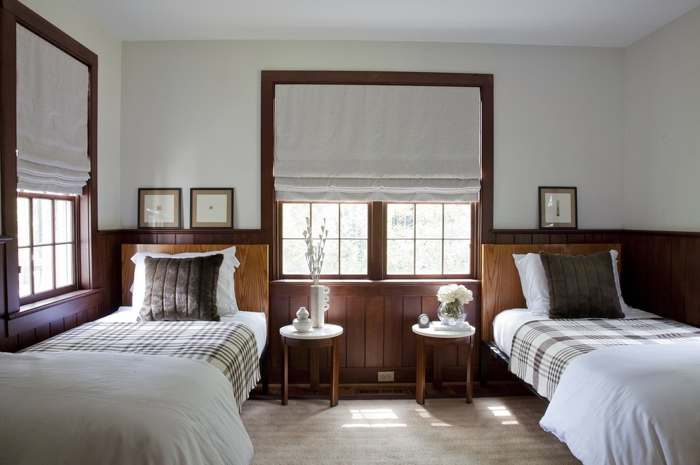 Cette image montre une chambre d'amis traditionnelle avec un mur blanc.