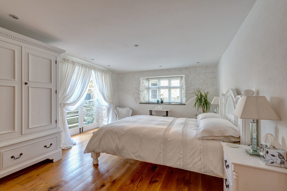 Свежая идея для дизайна: спальня в классическом стиле с белыми стенами - отличное фото интерьера