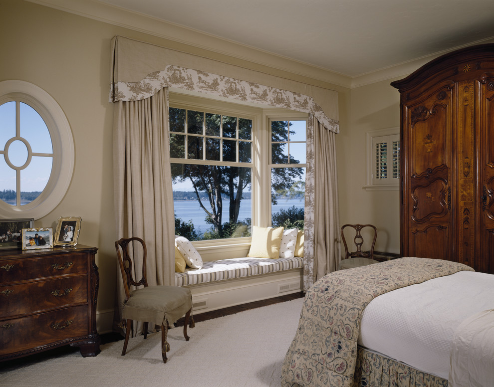 Klassisches Schlafzimmer mit beiger Wandfarbe in Seattle