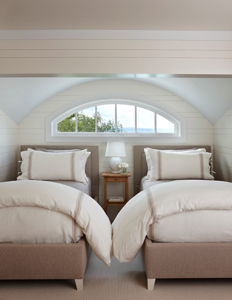 Пример оригинального дизайна: большая гостевая спальня (комната для гостей): освещение в классическом стиле с белыми стенами и ковровым покрытием