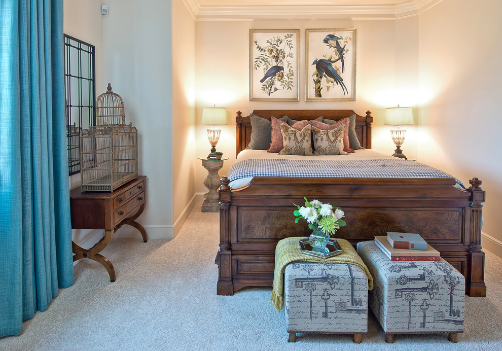 Foto de dormitorio clásico con paredes beige y moqueta