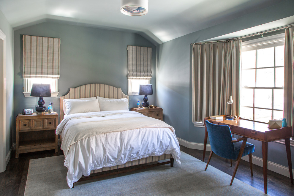 ロサンゼルスにあるトラディショナルスタイルのおしゃれな寝室 (青い壁、濃色無垢フローリング) のレイアウト