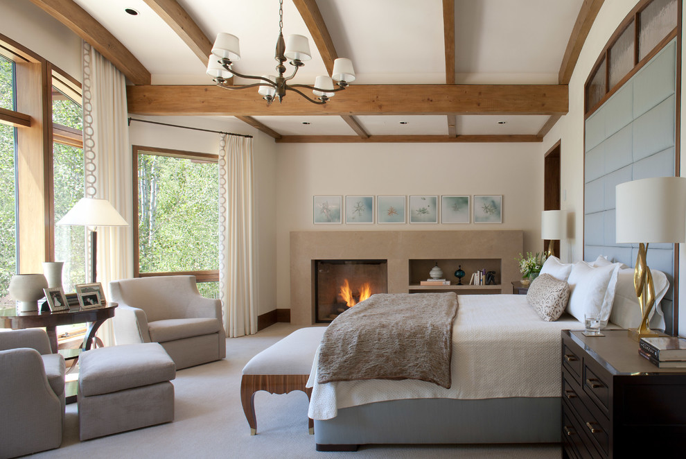 Diseño de dormitorio principal clásico con paredes beige, moqueta, todas las chimeneas y suelo gris