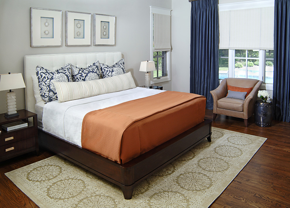 Пример оригинального дизайна: хозяйская спальня в классическом стиле с серыми стенами и темным паркетным полом без камина