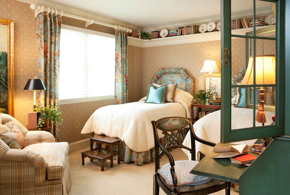 Ejemplo de dormitorio clásico con paredes multicolor y moqueta