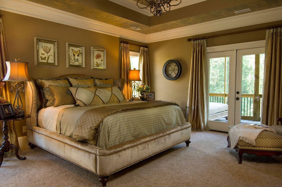 Ejemplo de dormitorio clásico sin chimenea con paredes marrones y moqueta