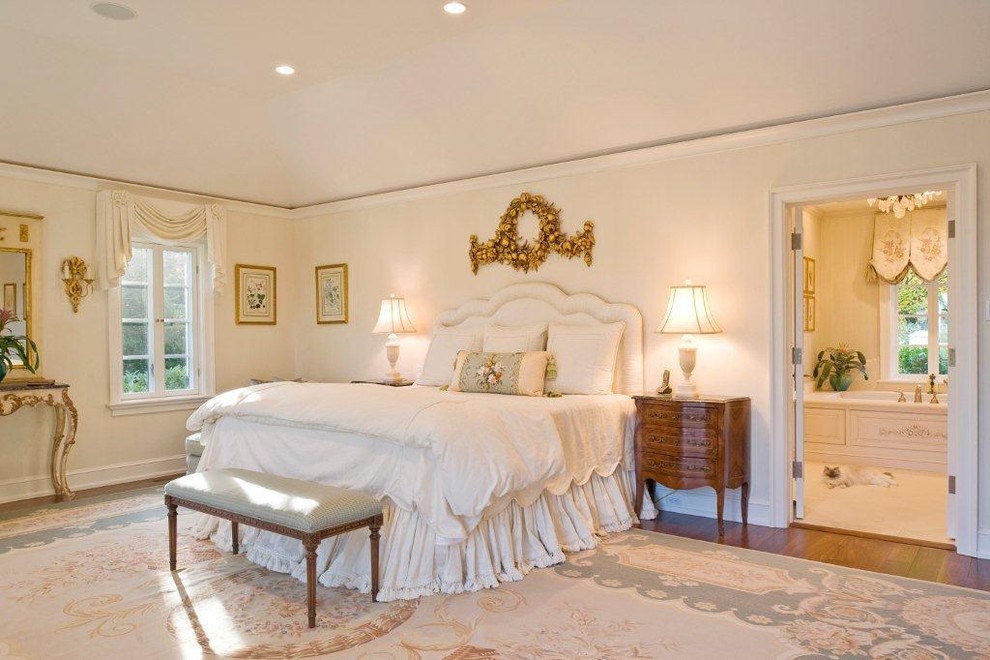 Klassisches Schlafzimmer mit beiger Wandfarbe in Philadelphia