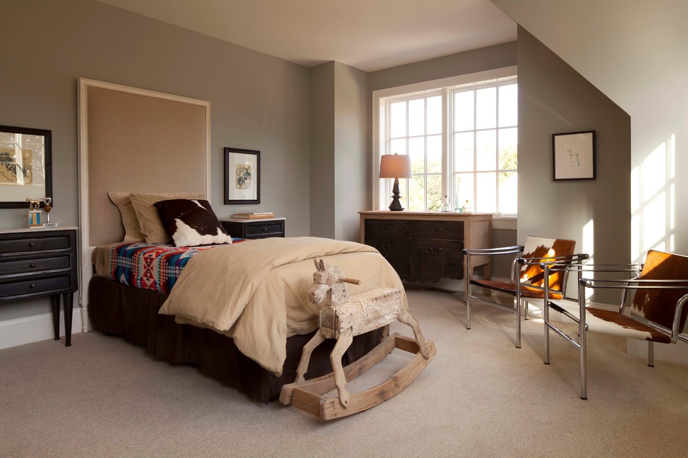 Klassisches Schlafzimmer mit grauer Wandfarbe und Teppichboden in Minneapolis