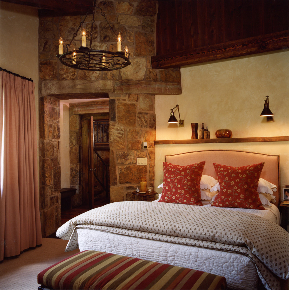 Imagen de dormitorio rústico con paredes beige