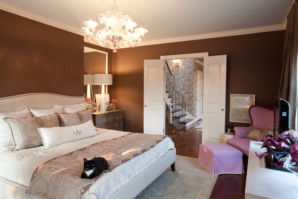 Cette photo montre une chambre chic avec un mur marron et parquet foncé.