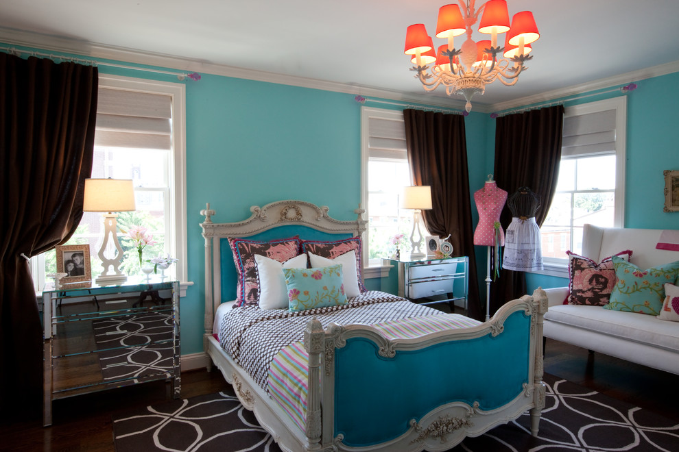Klassisches Schlafzimmer mit blauer Wandfarbe und dunklem Holzboden in Sonstige