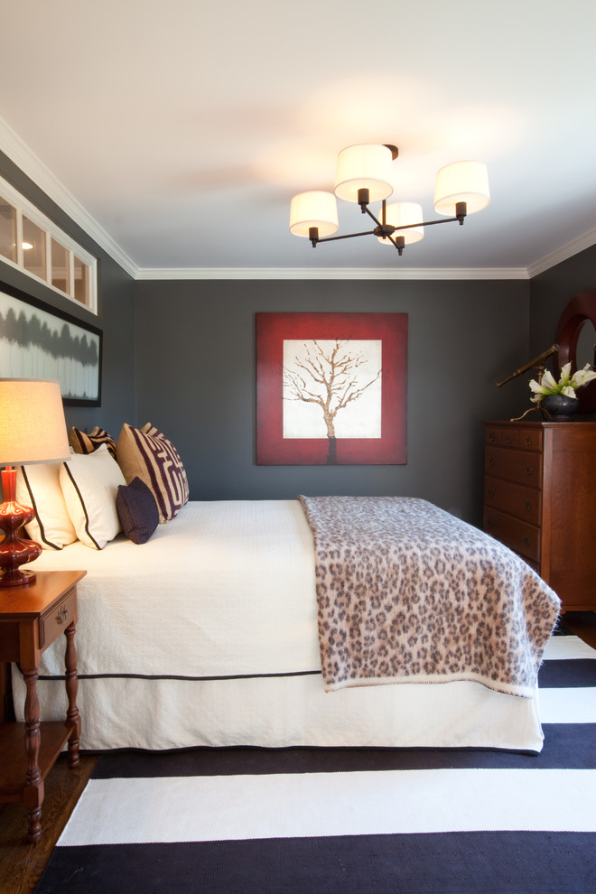 Источник вдохновения для домашнего уюта: хозяйская спальня среднего размера в классическом стиле с серыми стенами, темным паркетным полом и коричневым полом без камина
