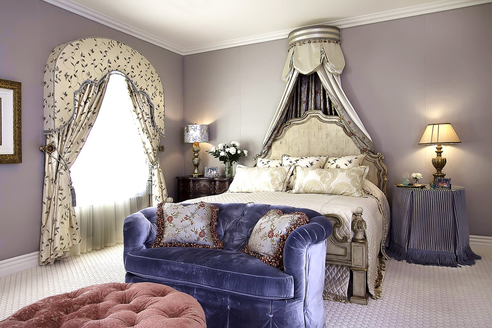 Idéer för ett klassiskt sovrum, med lila väggar