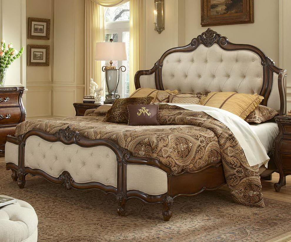 Источник вдохновения для домашнего уюта: огромная хозяйская спальня в классическом стиле с коричневыми стенами