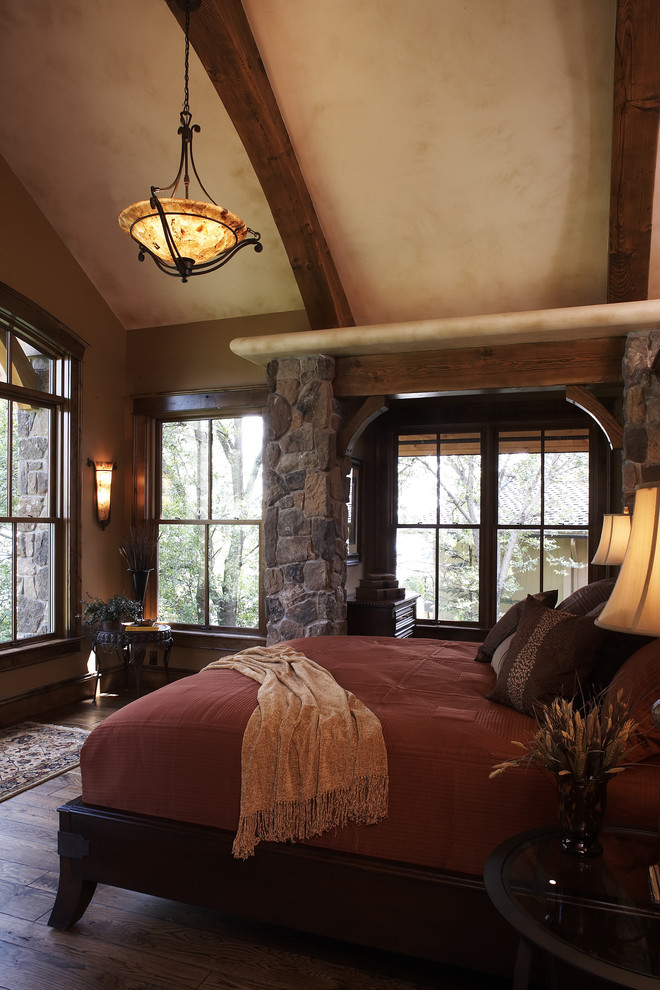 Ejemplo de dormitorio clásico con paredes beige y suelo de madera en tonos medios
