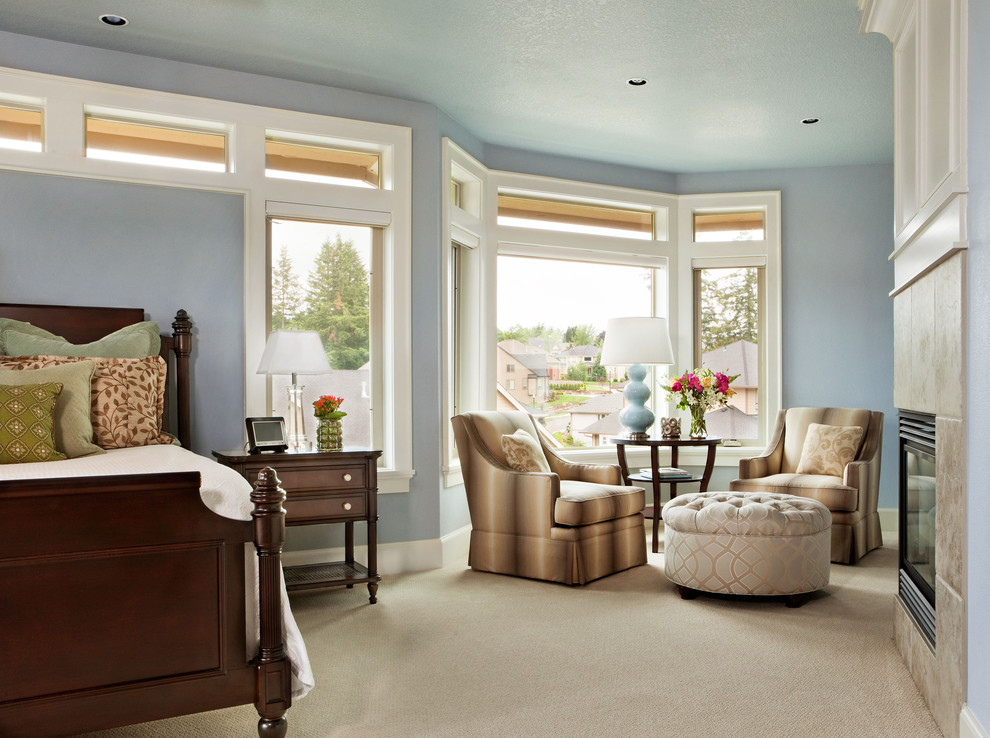 Пример оригинального дизайна: спальня в классическом стиле с синими стенами, ковровым покрытием и угловым камином