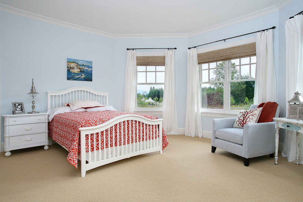 Immagine di una camera da letto chic con pareti blu, moquette e nessun camino