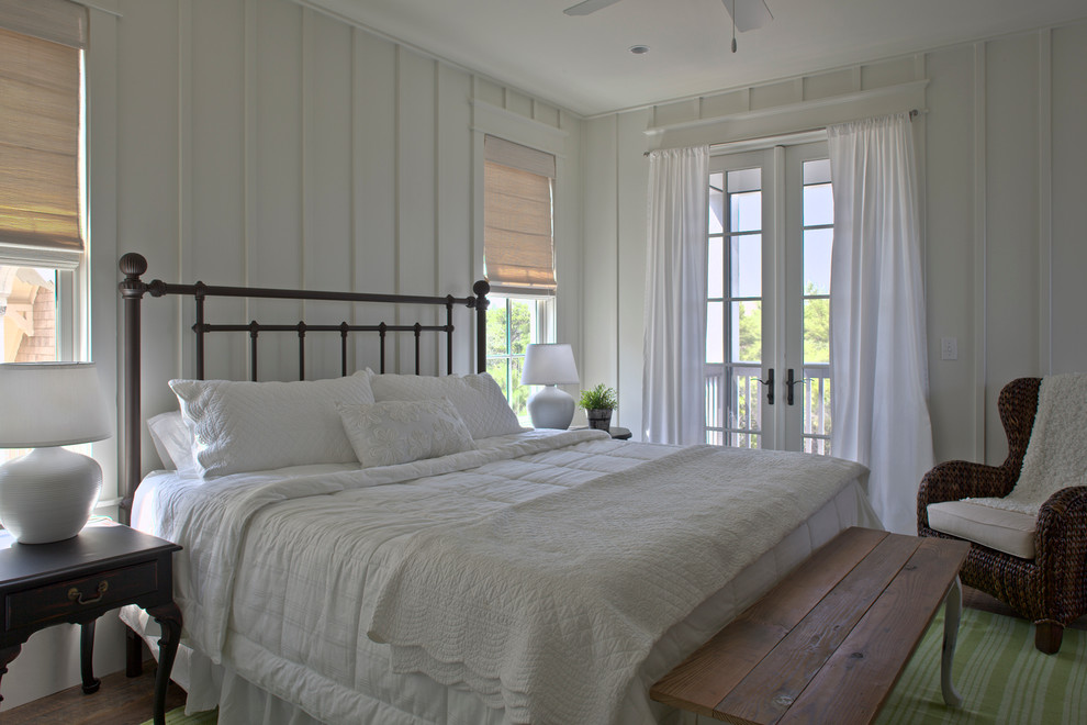 マイアミにあるトラディショナルスタイルのおしゃれな寝室 (白い壁) のインテリア