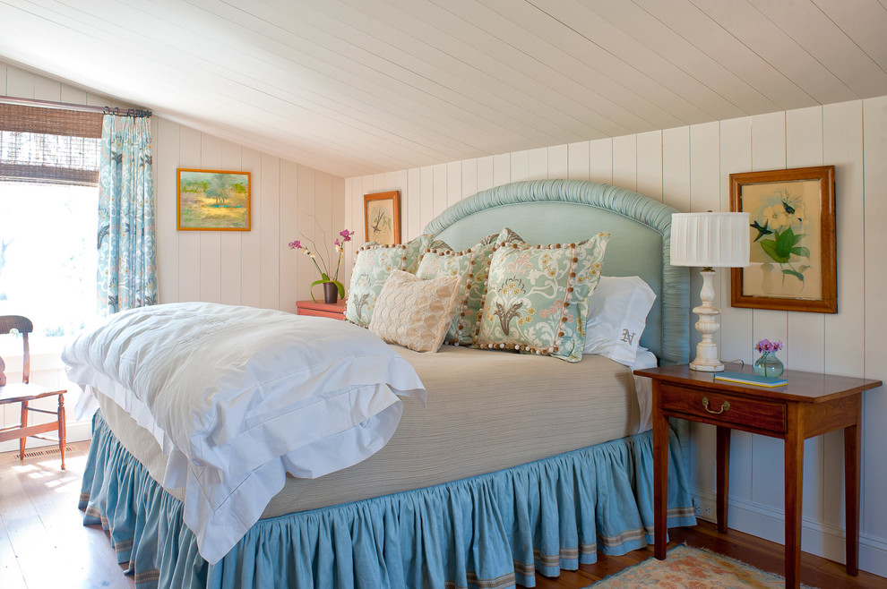Klassisches Schlafzimmer mit beiger Wandfarbe und braunem Holzboden in Richmond