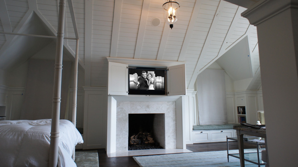Foto på ett vintage sovrum, med vita väggar, mörkt trägolv och en standard öppen spis