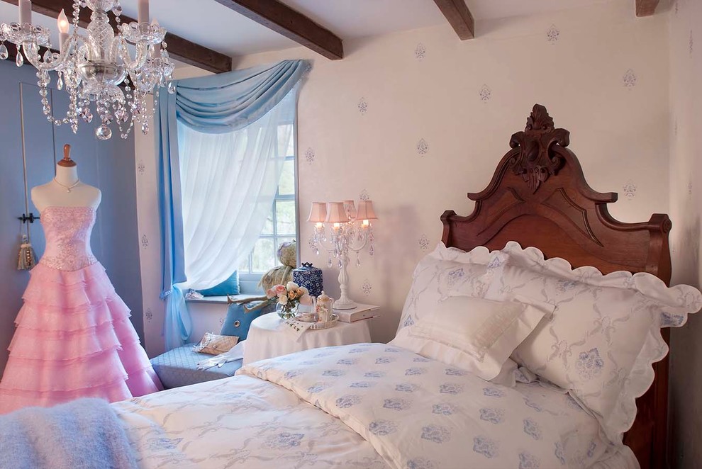 Immagine di una camera da letto chic con pareti multicolore